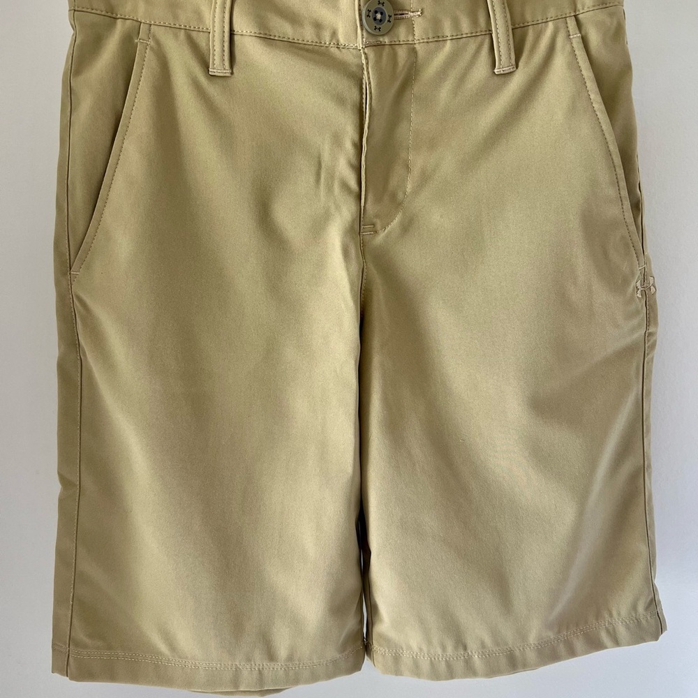 Under Armour Boys Golf Shorts. Size Youth Medium. Khaki, button/zip. Perfect!